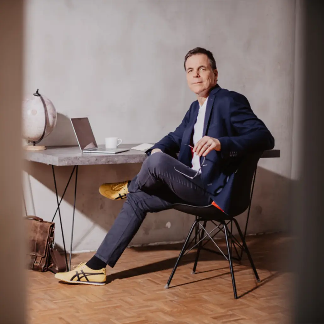 Urs Bachofner Crisis Alliance Portrait 4 mobil